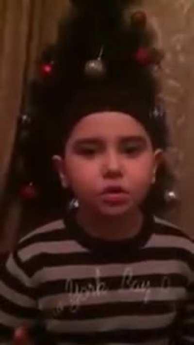 Ахмад, встань на стульчик и прочитай стишок для Дедушки Мороза.