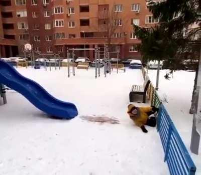 Сверхразумы сделали горку прямо напротив забора. Пока травм никто не получил, но это пока..