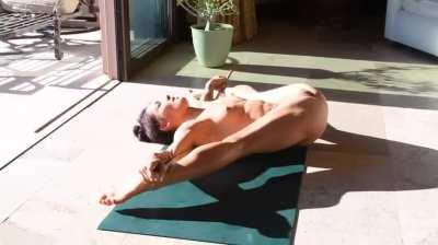 Splits are fairly common by now, but Sophia is impressive