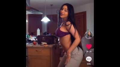 She’s got those Shakira moves 🔥 @bararamirezzz