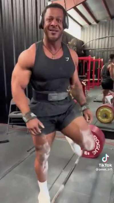 Guy deadlifts 500kg/1102.3lbs