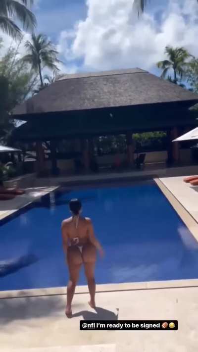 Her ass turns me on so much 🤤