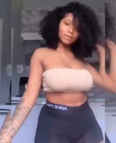 Upvote if you would milk my tits hard🍈😌🙈