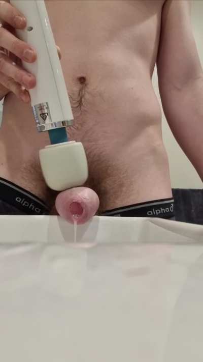 Hitachi makes me cum handsfree