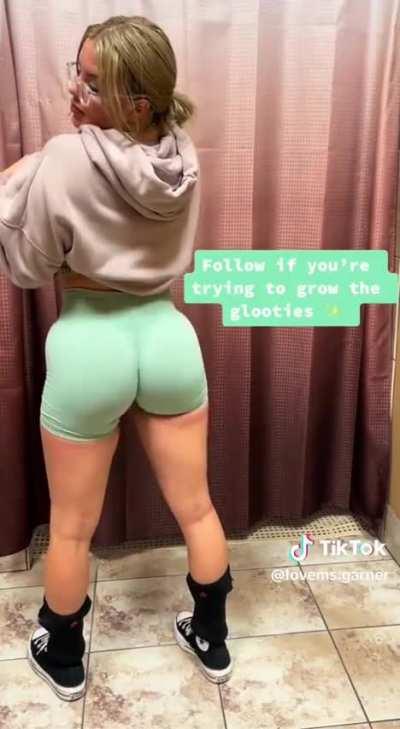 Wow! This PAWG has a thick dumper! 🤤🍑