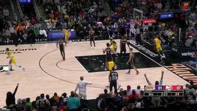 [Highlight] Lebron James accelerates and dunks the basketball like he usually does for 31 points and counting in the 3rd quarter vs the Hawks