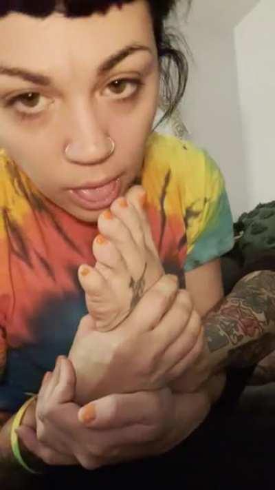 Todays my birthday 🙆🏻‍♀️ but I guess I’ll give you a gift..😘