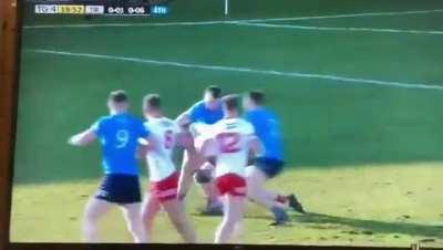 Ref smacks Dublin player in the face 🤣