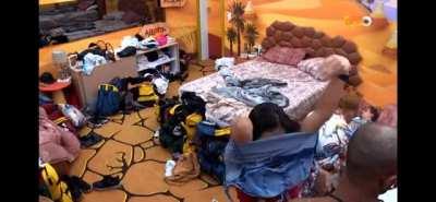 Larissa Santos pagando peitinho no BBB