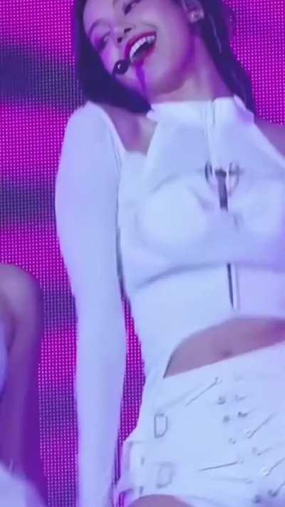 Lisa must be good in riding dicks yet her pussy looks tight 🥵