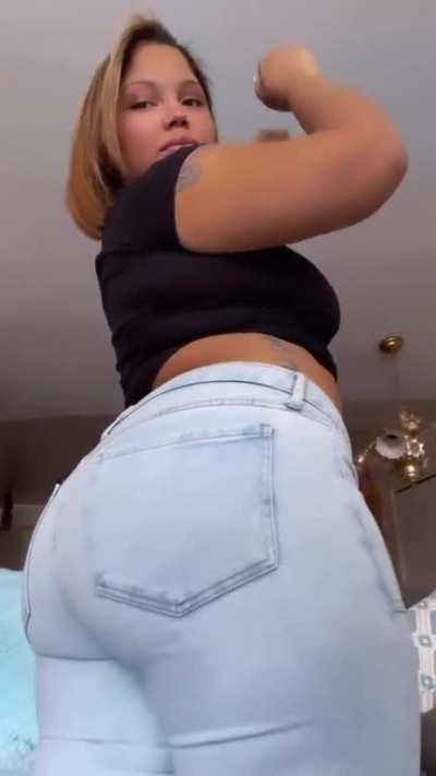 cakey phat ass in dem jeans 👖 😍