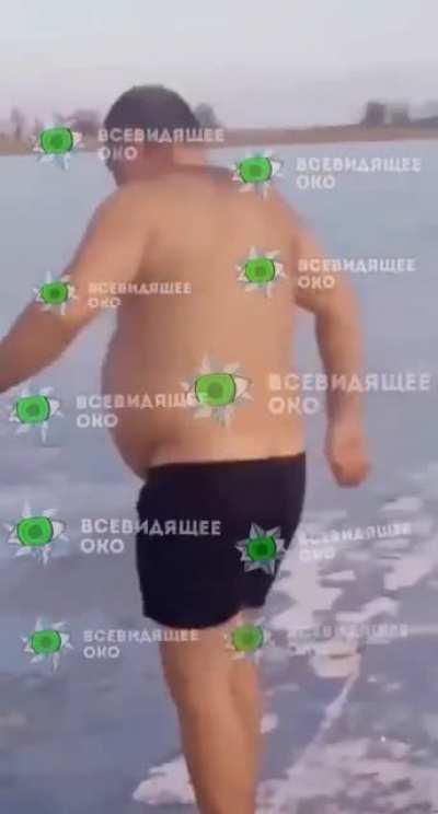 Это прям тренд самовыпиливания, в Японии во время цветения сакуры, у нас на крещение