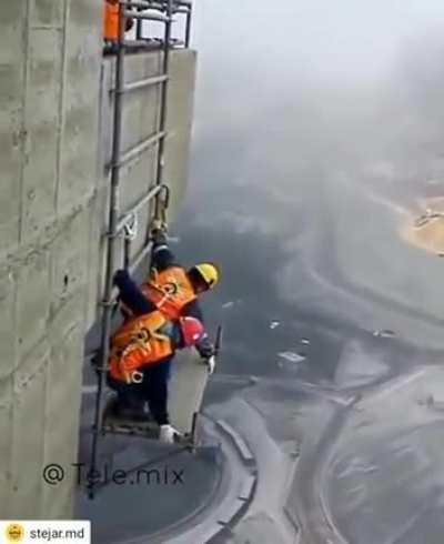Scaffolders dismantling a hanging scaffold
