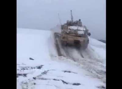 - А у тебя траки шипованые или липучка? - Да я вообще забыл переобуться… Американские танки в Польше вышли на учения)