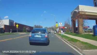 [USA]Dual left turn lane fool is paid a timely visit