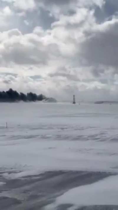 A clear visual of Delta Airlines crash-landing at Toronto Pearson International Airport on Monday. Everyone survived. 17 Feb 2025