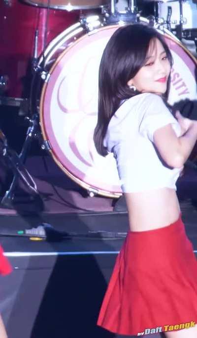 Rare view of Jisoo's butt 😍 Hope she shows more skin the next comeback 🤞