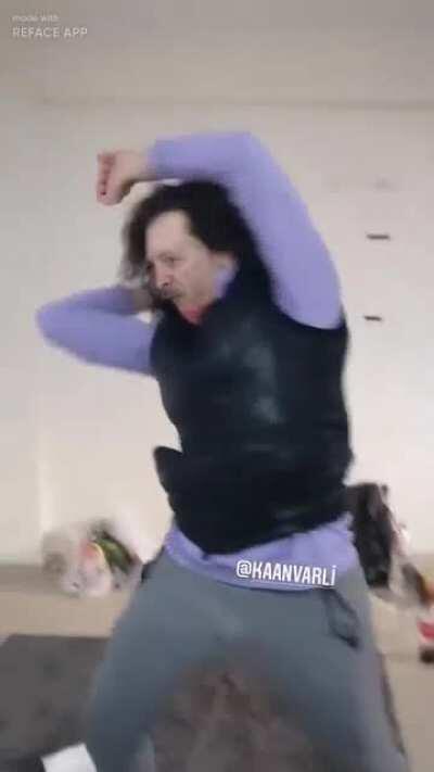 Dans eden kaan erdoğan gerçek değil