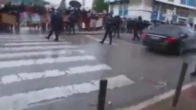 A Portuguese Far Right Party leader and his entourage are received with stones.