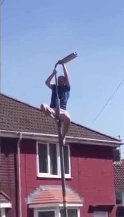 Man swings from a streetlamp and finds a fast way to the ground