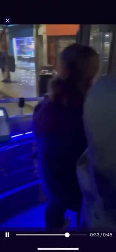 Señora se quiso agarrar a trompadas con el colectivero y los pasajeros porque el chofer no la arrimaba al cordón