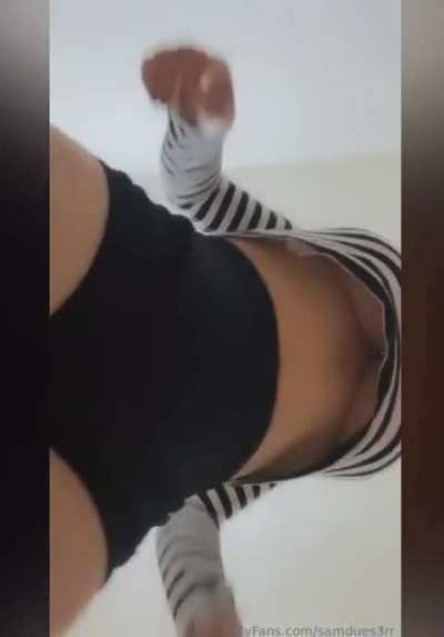 Creo que esa camisa está pequeña 👀