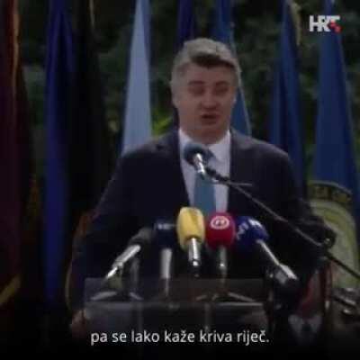 “Gospođe i gospođo” tugo jade i čemeru.. Zvezde petokrake da je bilo ušit umjesto tih šahovnica bio bi Kiza mnogo veseliji i riječitiji, ovako sve ga bode u oči, a i knedla u grlu i samo da je što prije kidnut. Naš vrhovni zapovjednik OSRH! #