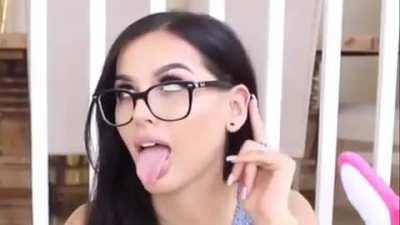 Oh, she is so hlt! I want to fuck her so bad!!!!!! 😍