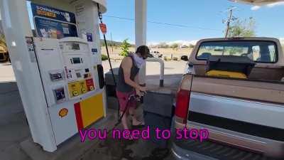 Meaning of stupidity and stubbornness: put gasoline in a plastic bag