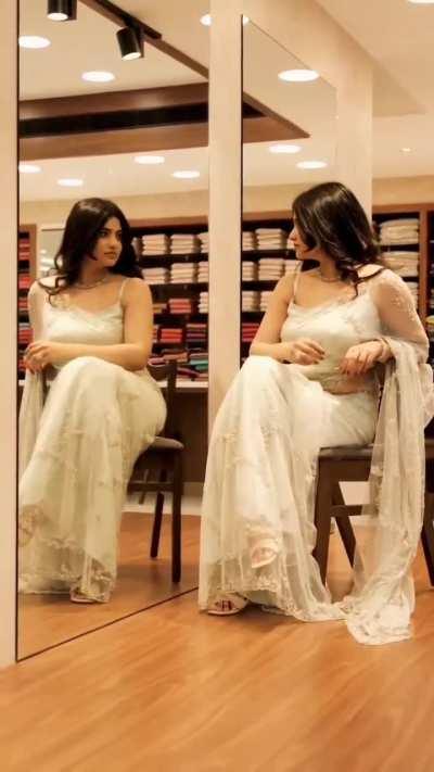 Wafa Khateeja slaying in a white saree🤤