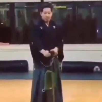 Одно движение два разреза. Пришлось пересмотреть трижды, пока понял