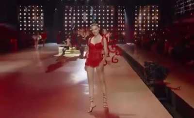 Adriana walking in the Victoria’s Secret Fashion Show (October 15th 2024)