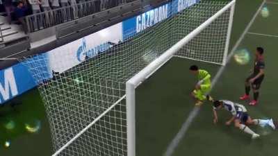 Goalkeeper must be taking the piss... smh