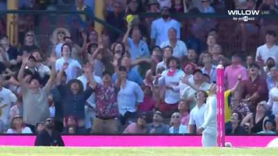 Consecutive sixes against Mitchell Starc.