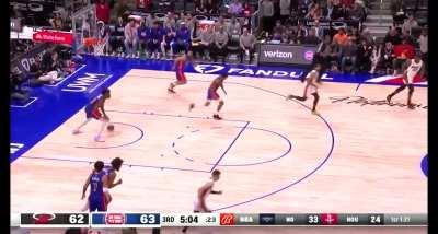[Highlight] Wiseman hits a step back jumper and then grabs the defensive board for a coast to coast and 1