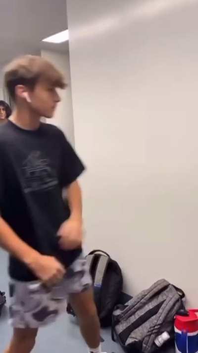 He got a right hand tho