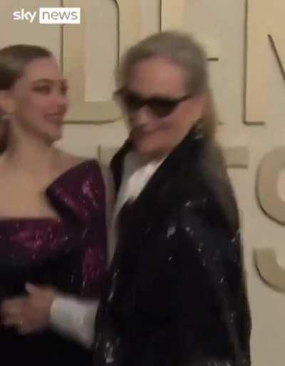 Meryl Streep and Amanda Seyfried have this adorable Golden Globes moment! Via Sky News