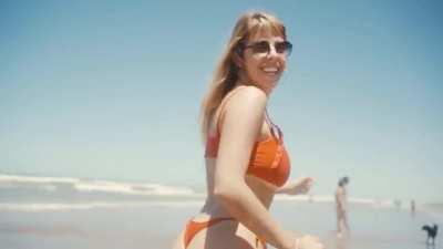 Nati Jota corriendo en la playa