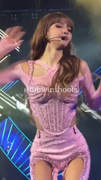 I wanna lick lisa's sweaty pussy and that butt looks so softttt I want that ass to sit on my face and bang it afterwards 🍑