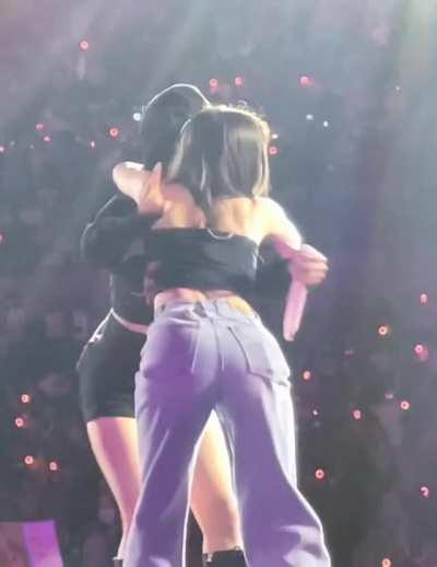 Sana - 🍑 wiggle wiggle