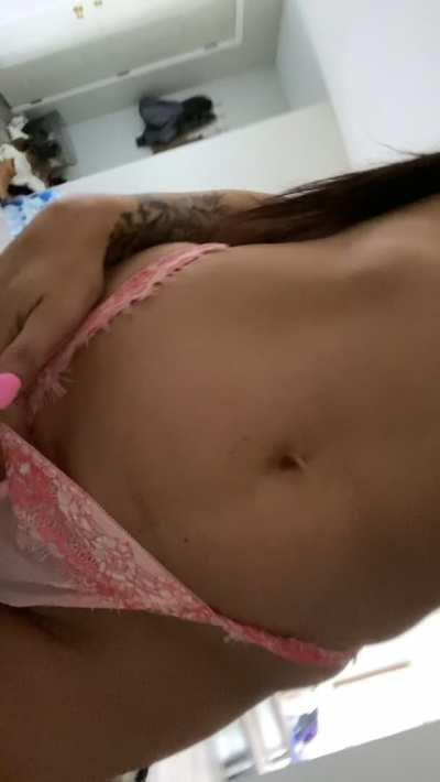 20[F] Hit the up arrow for a surprise in your DMs! I am one of the girls that actually sends [Snp: Vanailliani ]