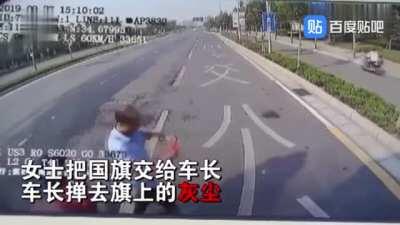 分享: 女乘客看到私家车上国旗被刮掉，急喊司机停车捡回：不让国旗蒙尘