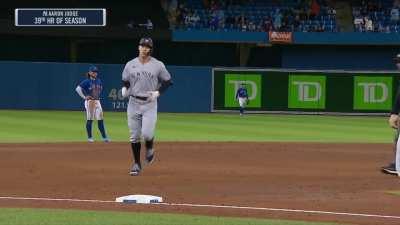 [Highlight] Judge hits his second homer of the night to put the Yankees up 3-2!
