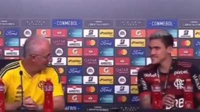 O Pedro entendeu absolutamente nada da pergunta em espanhol do cara! kkkkkkkkkkkkkkkkkkkkkk