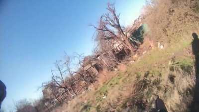 Full 15 min video of a close knife fight between Russian and Ukrainian soldier