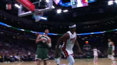 [Highlight] Jimmy Butler hits the and-1, and then talks his trash to Jrue Holiday