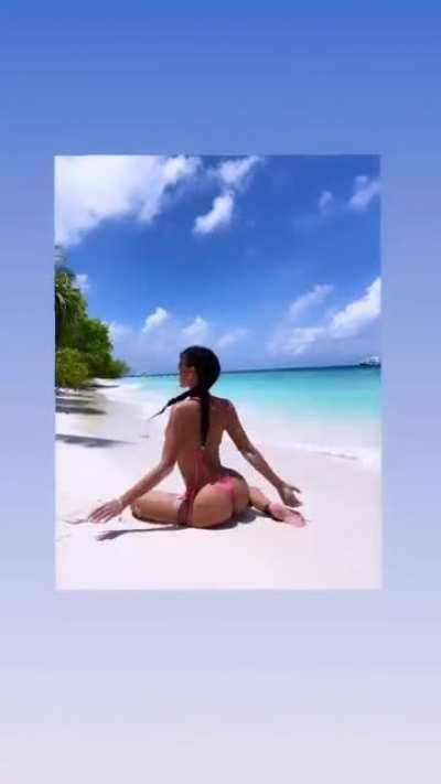 Come sit in the sand 🍑