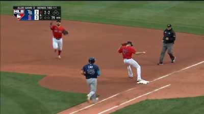 [Highlight] Kyle Schwarber makes a stunning play at 1st and tips his cap to the applauding fans