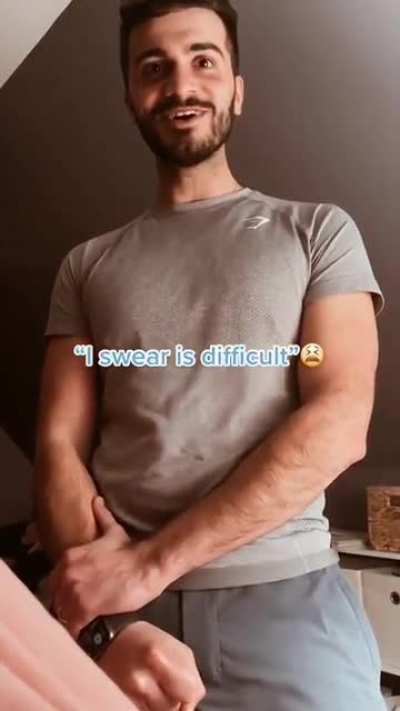 Итальянец пробует говорить без рук)