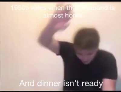 Abby, pestañea 3 veces si orslok te pega cuando no haces la cena